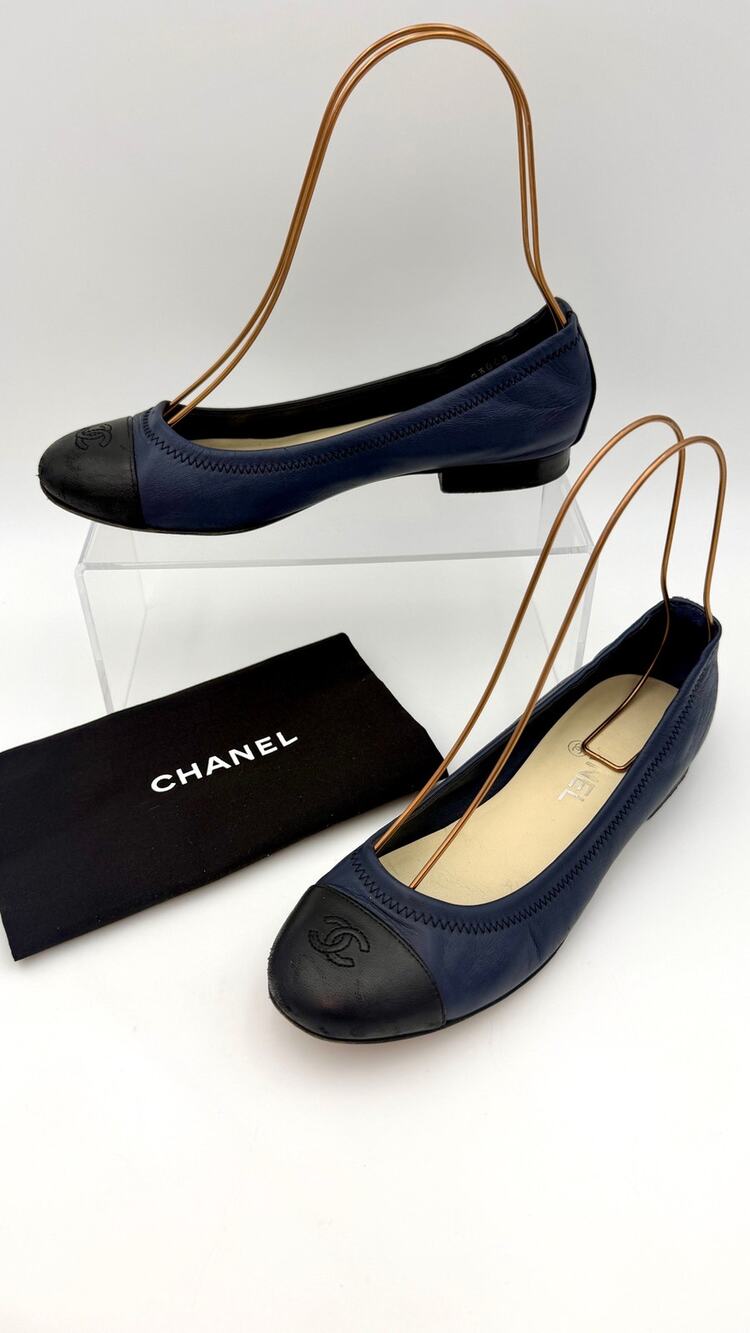 Chanel Interlocking CC Scrunch Ballet Flats Navy Blue Black Leather Size 38 / 8